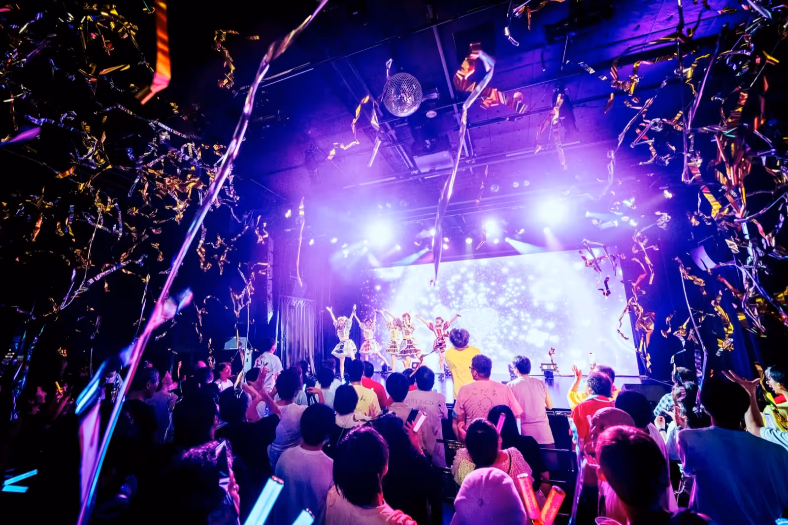 シュピネスがライブステージでパフォーマンスする様子